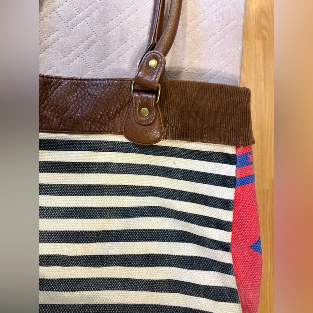 Billabong Patterned Red & Blue & White Tote Bag with Brown trim - Picture 4 of 11